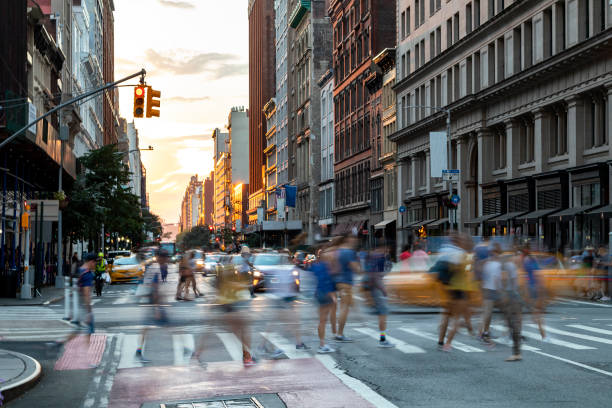 os povos ocupados andam através da interseção aglomerada na rua 23e e na quinta avenida, new york city - new york city usa traffic street - fotografias e filmes do acervo