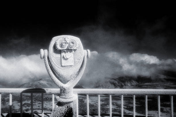 binoculares operados con monedas cubiertas de hielo - mt washington fotografías e imágenes de stock