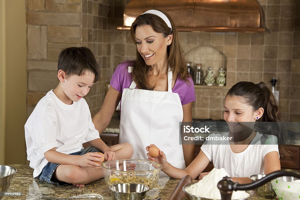 母娘のご家族は、息子&キッチンで調理のパン - カラー画像のロイヤリティフリーストックフォト