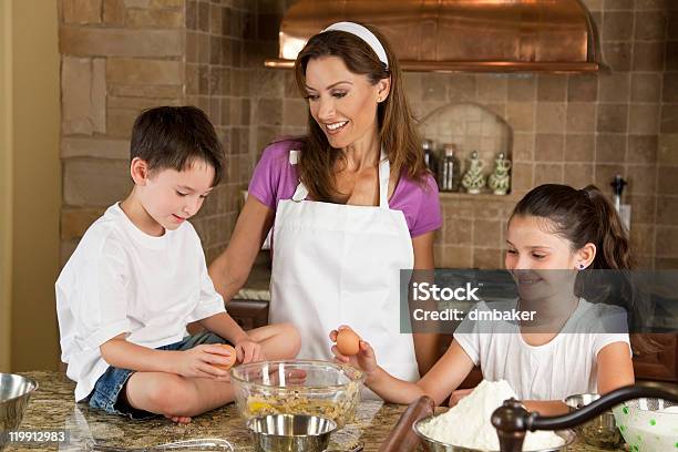 母娘のご家族は息子キッチンで調理のパン - カラー画像のストックフォトや画像を多数ご用意 - カラー画像, シングルマザー, シンプルな暮らし