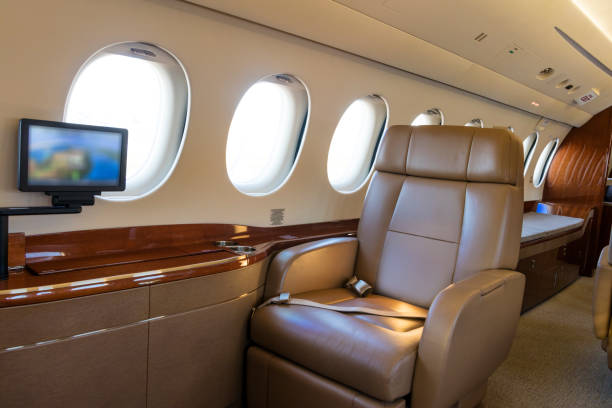 kabina pasażerska prywatnego odrzutowca - vehicle interior corporate jet jet private airplane zdjęcia i obrazy z banku zdjęć