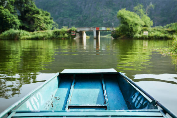 следующая остановка, релаксация - skiff nautical vessel rustic old стоковые фото и изображения