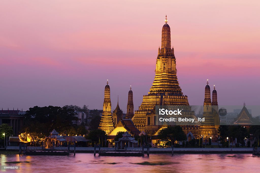 Wat Arun sur le fleuve Chao Phraya au coucher du soleil - Photo de Bangkok libre de droits