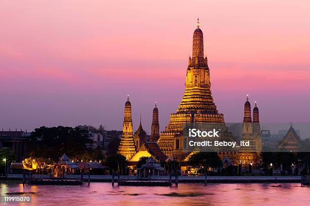 Wat Arun Fiume Chao Phraya Durante Il Tramonto - Fotografie stock e altre immagini di Acqua - Acqua, Ambientazione esterna, Bangkok