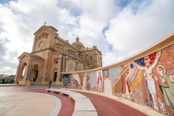 la basílica del santuario nacional de la santísima virgen de ta' pinu en la isla de gozo, malta - benedict xvi fotografías e imágenes de stock