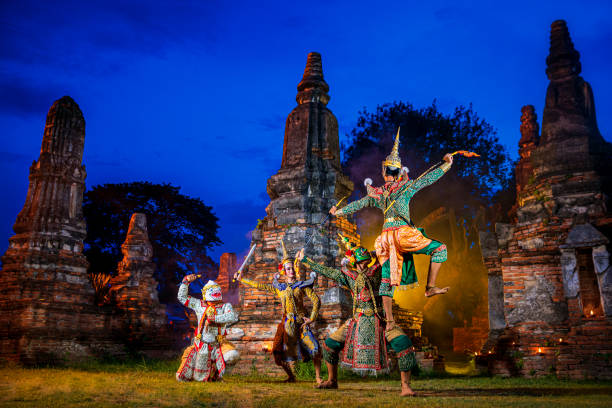 ramayana geschichte. die schlacht von rama, prangsorn. thailand dancing in maskasked führen ein thailändisches traditionelles maskenballett (khon). thai kultur tanzkunst in maskierten khon. - khmer stock-fotos und bilder