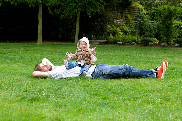 Cтоковое фото Счастливый отец с ребенком в парке