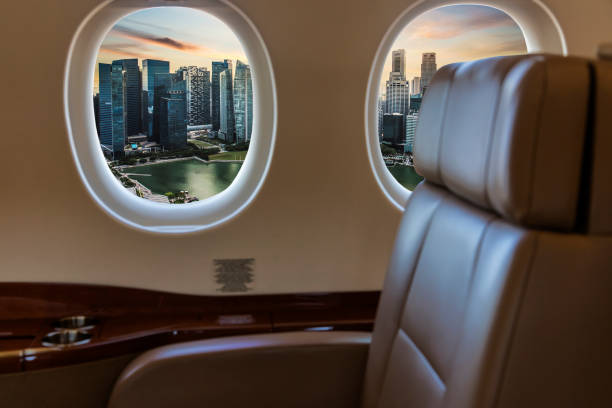 voando para cingapura - airplane window indoors looking through window - fotografias e filmes do acervo