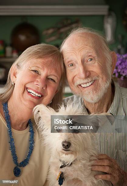 Coppia Senior Con Cane - Fotografie stock e altre immagini di Donne anziane - Donne anziane, Cane, Terza età