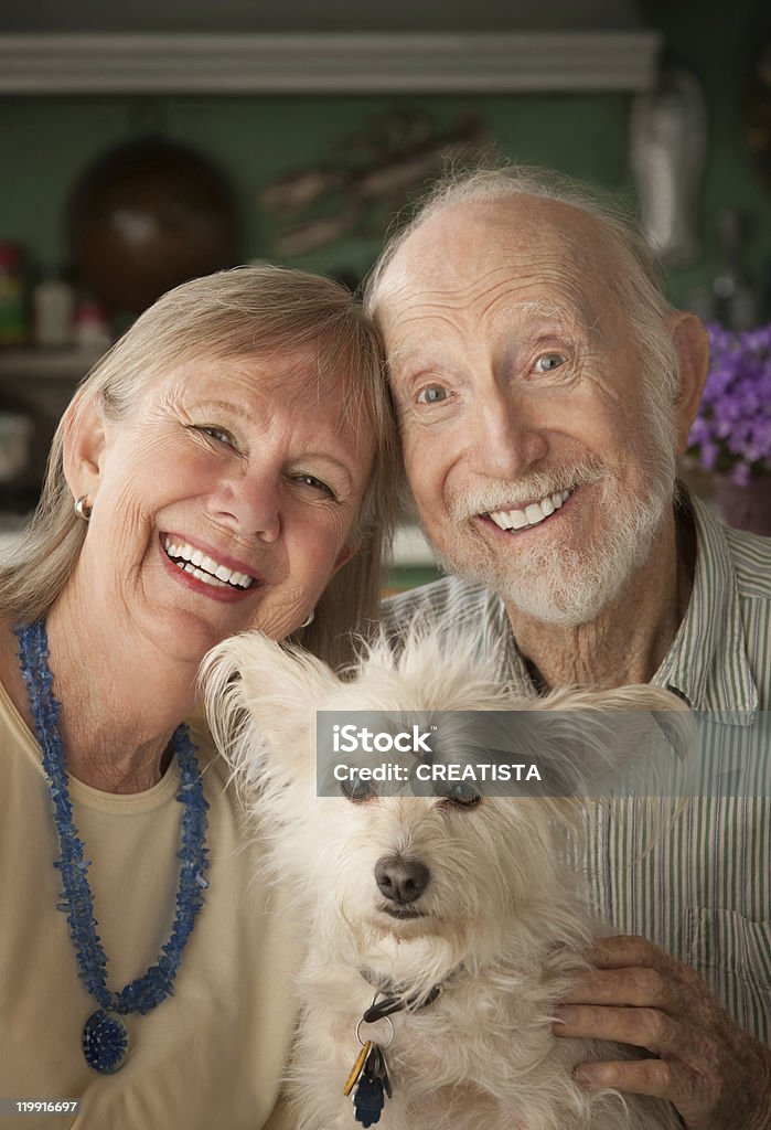 Sênior casal com cachorro - Foto de stock de Mulheres Idosas royalty-free