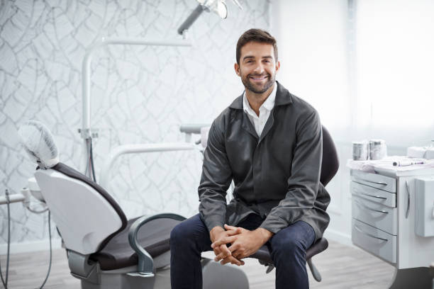 歯科医院�に座っている自信のある男性歯科医 - dentist dentists chair men confidence ストックフォトと画像