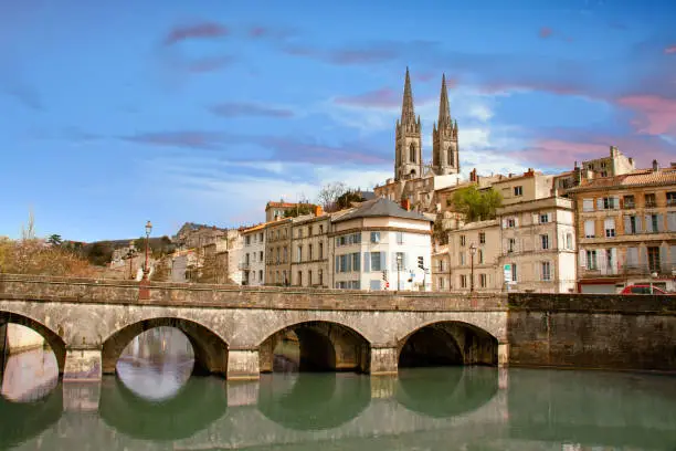 Shot of the church of Saint-André built eleventh century and the city center of Niort seen from the quays of the Sèvre Niortaise, at 18/135, 200 iso, f 14, 1/160 second