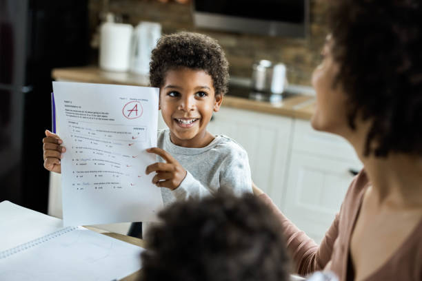 regarde maman, j'ai un a à mon test ! - report card photos et images de collection