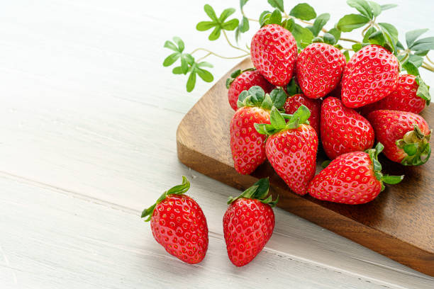 fresh strawberry isolated on wooden background - market fruit strawberry farmers market imagens e fotografias de stock