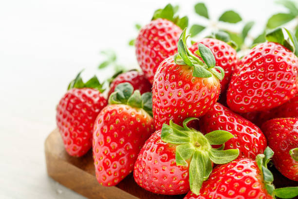 fresh strawberry isolated on wooden background - farmers market fruit market berry fruit imagens e fotografias de stock