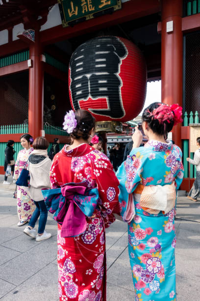 touriste appréciant prendre la photo autour du temple célèbre d'asakusa sensoji, tous habillés vers le haut dans le kimono japonais. - kaminarimon gate photos et images de collection