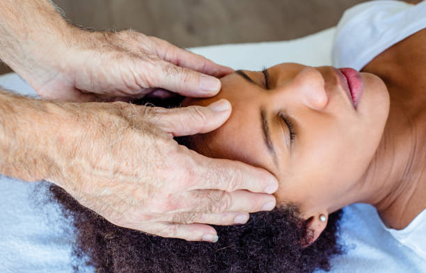 как избавиться от всего напряжения. - massaging alternative medicine headache women стоковые фото и изображения
