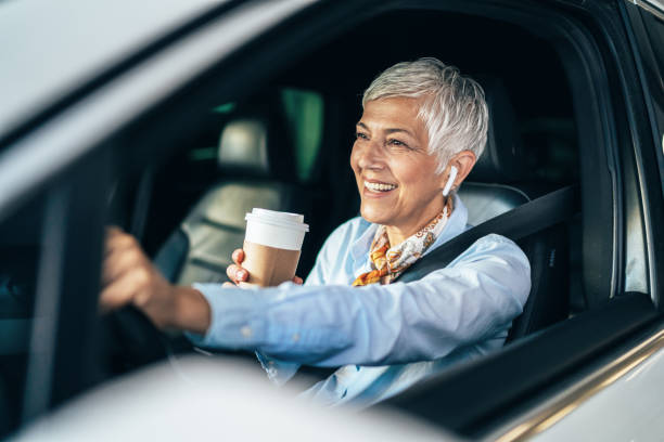 mujer con manos libres en el coche - bluetooth headset women hands free device fotografías e imágenes de stock