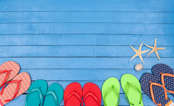 flip-flops auf blauem holzsteg - green shoe blue in a row stock-fotos und bilder