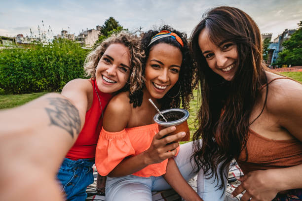 trois jeunes femmes faisant le selfie sur le pique-nique - argentina buenos aires palermo buenos aires south america photos et images de collection