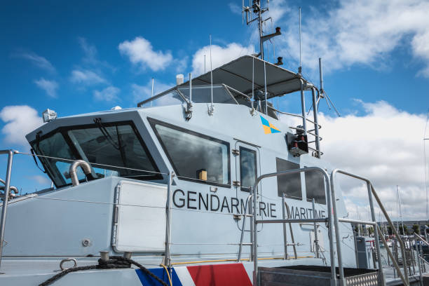 dettaglio della timoneria di una stella della gendarmeria marittima francese - sea safety antenna radar foto e immagini stock