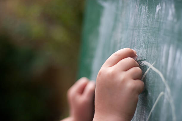 Escrevendo em um chalkboard - foto de acervo