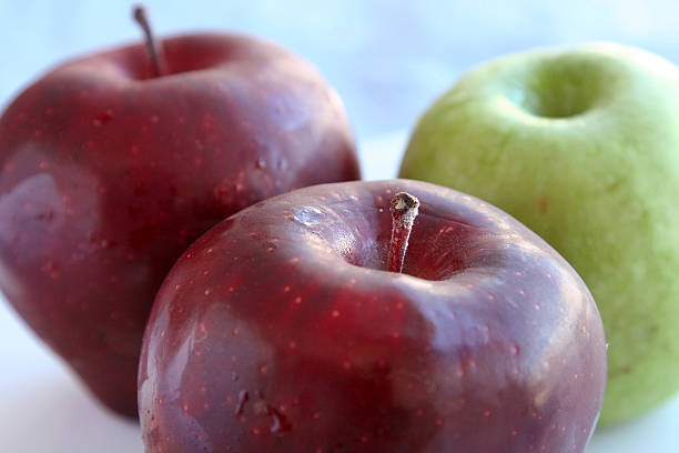 frutas de maçã - apple granny smith apple three objects green - fotografias e filmes do acervo
