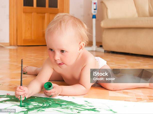 Niña Pintura Foto de stock y más banco de imágenes de 2-3 años - 2-3 años, Acostado, Alegre