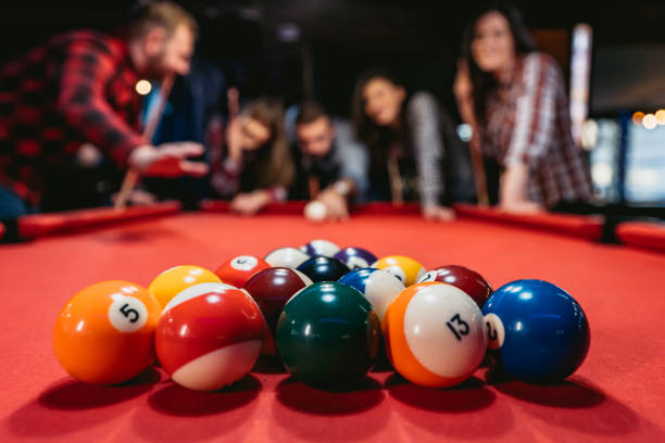 wspólne granie w snookera - pool game snooker pub sport zdjęcia i obrazy z banku zdjęć