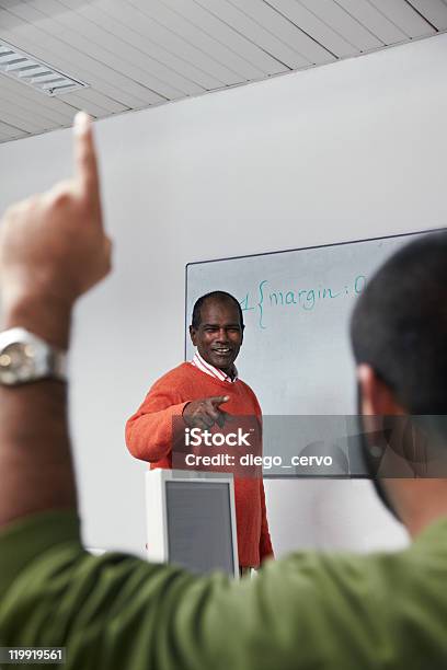 Los Profesores Y Alumnos En Clase De Informática Foto de stock y más banco de imágenes de 20 a 29 años - 20 a 29 años, 40-49 años, Adulto