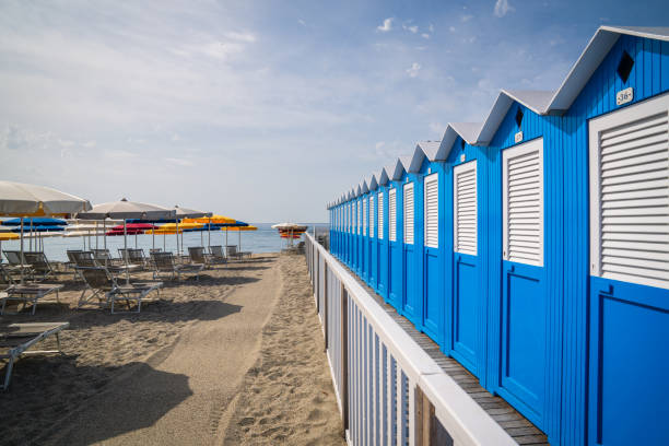 typowe włoskie chaty plażowe - łaźnia zdjęcia i obrazy z banku zdjęć