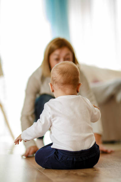 играя вместе в лучшие годы - babies and children cheerful low angle view vertical стоковые фото и изображения