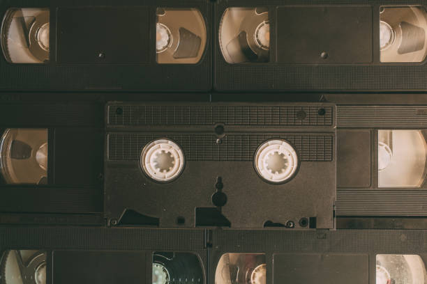 背景としてのvhsビデオテープのスタック。古いビデオカセットテープ。レトロな技術。 - vcr video cassette tape video television ストックフォトと画像
