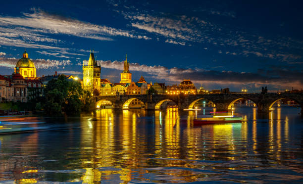 ponte carlo di notte - charles bridge foto e immagini stock