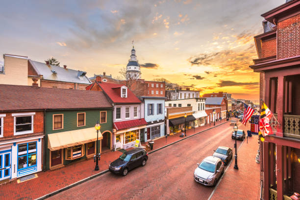 annapolis, maryland, usa vista del centro su main street con la state house - maryland state foto e immagini stock