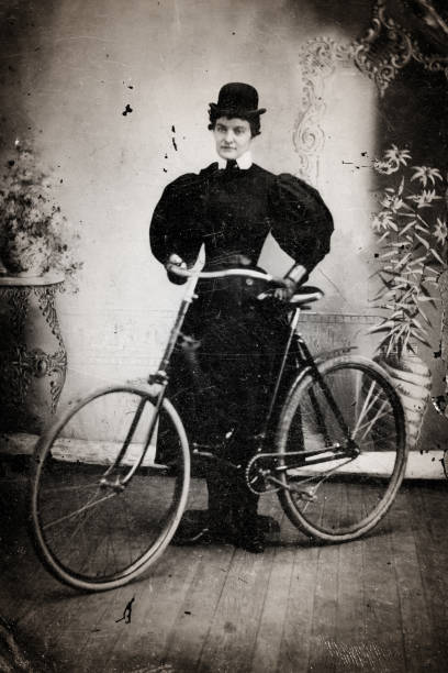 fotografía de tipo de estano antiguo de mujer ciclista, mujer con bicicleta, 1890 - puffed sleeve fotografías e imágenes de stock