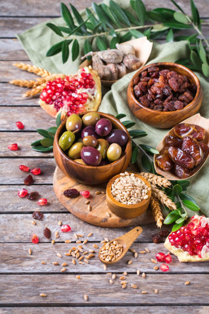 tu bishvat símbolos de vacaciones - frutos secos, granada, cebada, trigo - globe grape fotografías e imágenes de stock