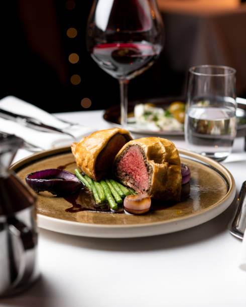 beef wellington with green asparagus and red wine sauce - food and drink steak meat food imagens e fotografias de stock