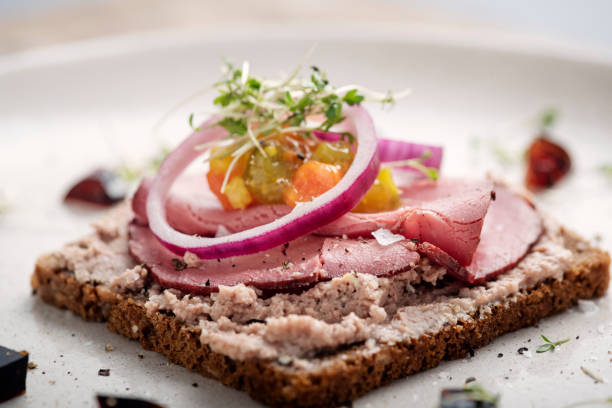 roastbeef und paté smorrebrod sandwich - pickle relish stock-fotos und bilder