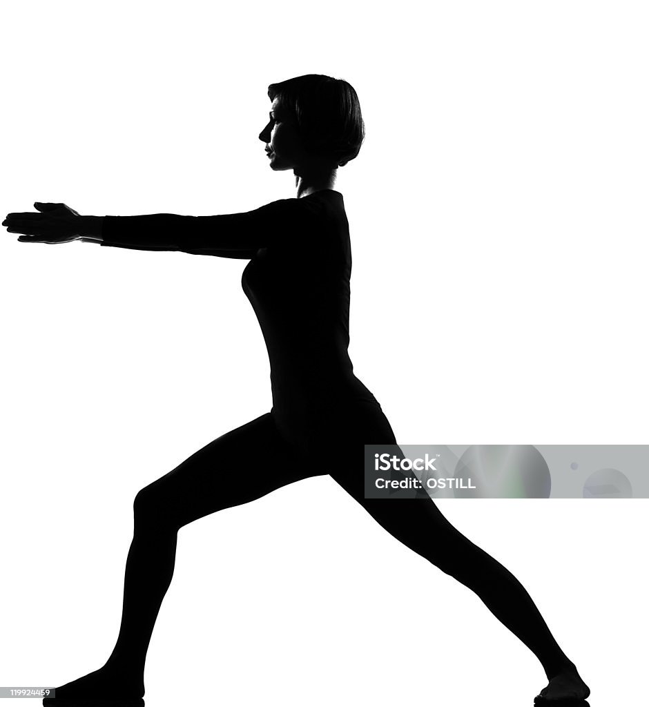 Uma mulher guerreira virabhadrasana 2 exercício fitness ioga a fazer alongamentos - Royalty-free Adulto Foto de stock