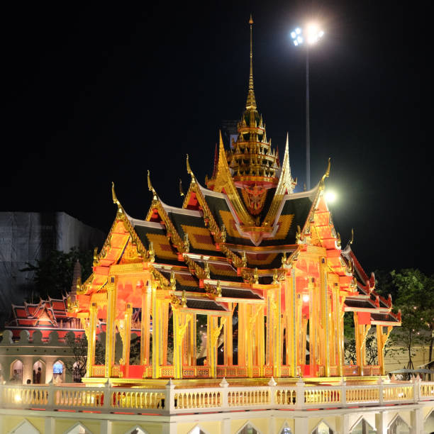 великолепная модель буддийского храма, выставленная на празднике в столице таиланда бангкоке. - sanam luang park стоковые фото и изображения