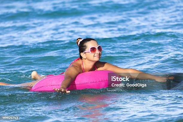 Mujer De Tubo Interior Foto de stock y más banco de imágenes de Colchón inflable - Colchón inflable, Mar, Superficie del agua