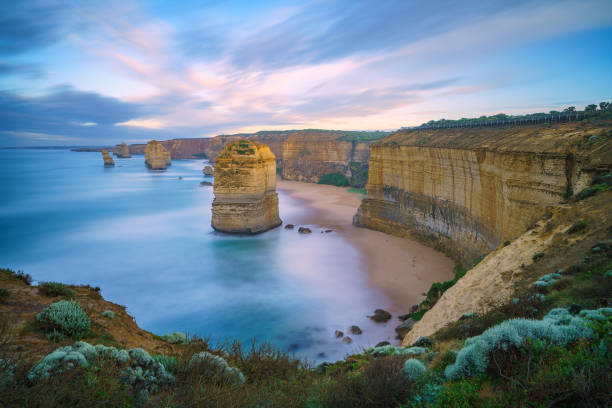 zwölf apostel bei sonnenaufgang, große meeresstraße in victoria, australien - the twelve apostles stock-fotos und bilder