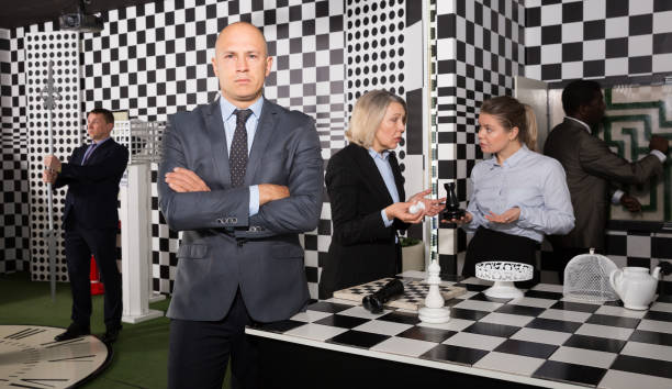 pewny siebie biznesmen w pokoju zadań - chess board room business strategy zdjęcia i obrazy z banku zdjęć