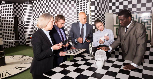 biznesmeni rozwiązując zagadkę razem - chess board room business strategy zdjęcia i obrazy z banku zdjęć