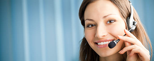 retrato do operador de telefone de suporte com microfone no local de trabalho - hotel reception customer service representative headset receptionist imagens e fotografias de stock