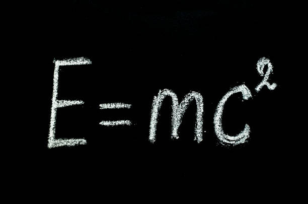 la formule d'einstein dessinée au tableau - mc2 photos et images de collection