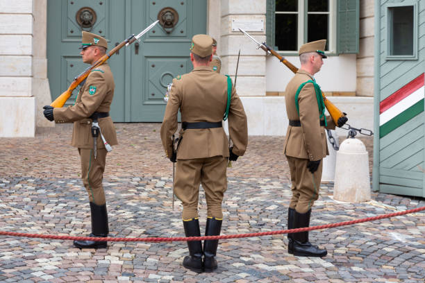 mudando o protetor militar na frente do palácio budapest de sandor - sandor palace - fotografias e filmes do acervo