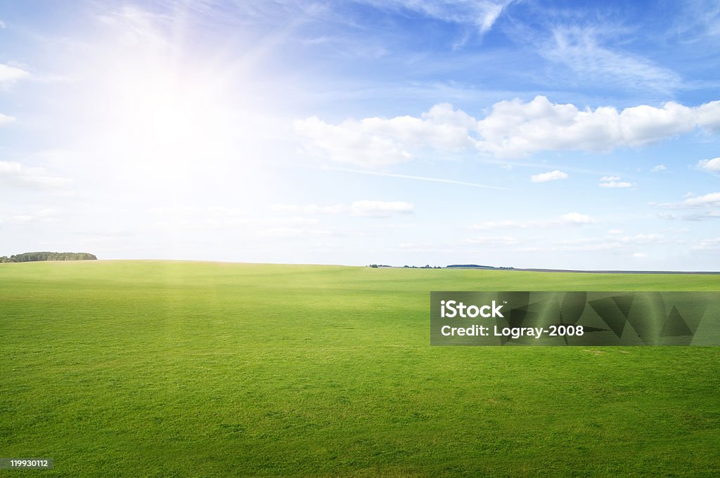 Зеленая трава hills под полуденным солнцем на голубое небо. - Стоковые фото Без людей роялти-фри