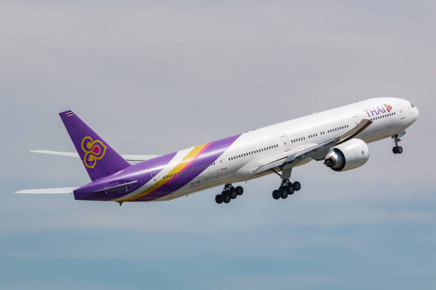 samolot linii lotniczych thai airways boeing 777 w zurychu - thai airways zdjęcia i obrazy z banku zdjęć